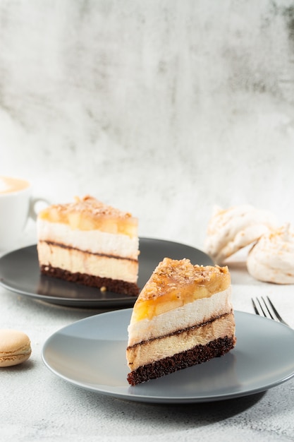 Bolo de chocolate com pêra na chapa cinza em mármore