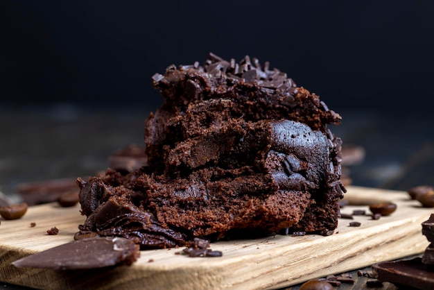 Bolo de chocolate com recheio de chocolate em cima da mesa