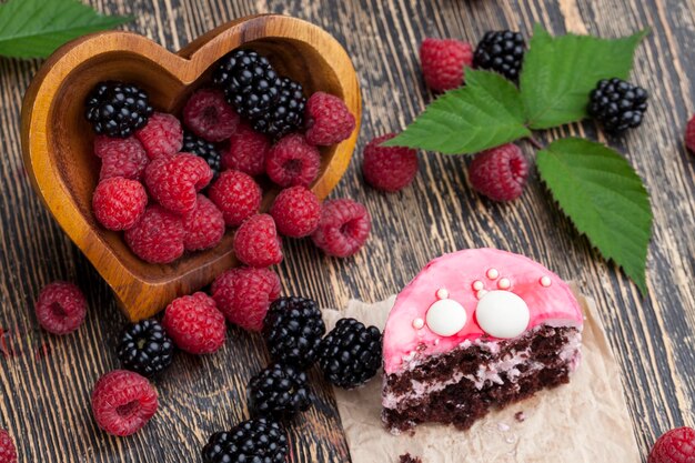 Bolo de chocolate com recheio de frutas vermelhas