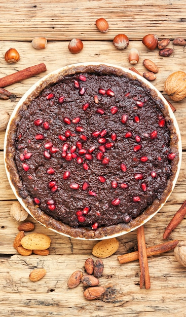 Bolo de chocolate com romã