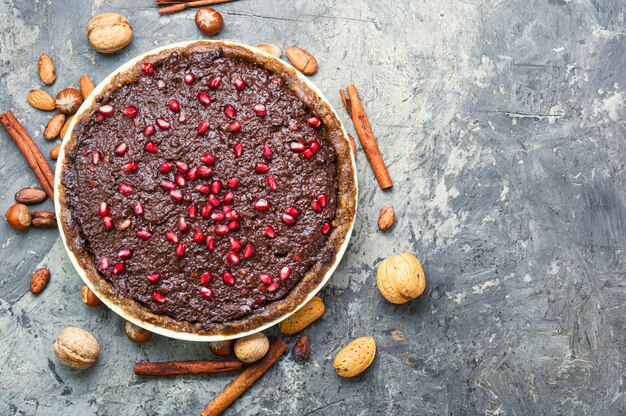 Bolo de chocolate com romã