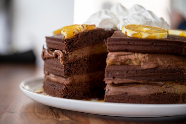 Bolo de chocolate com um pedaço faltando