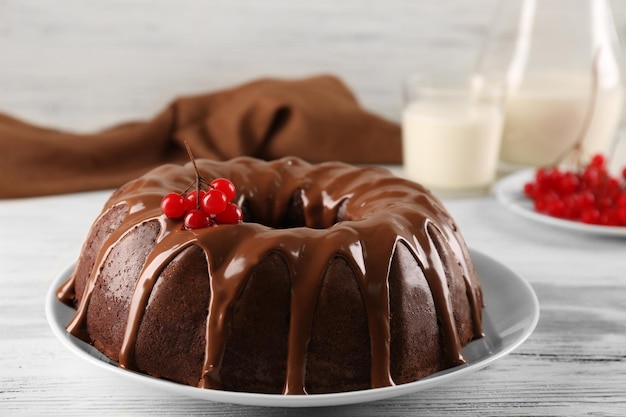 Bolo de chocolate com uma garrafa de leite sobre a mesa