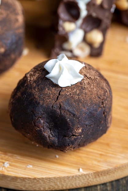 Bolo de chocolate com uso de cacau e manteiga com açúcar