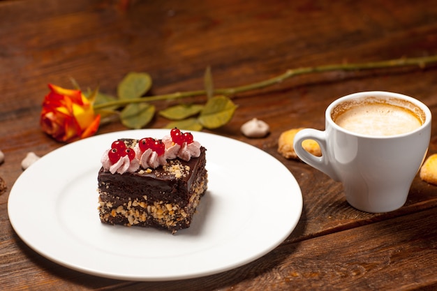 Bolo de chocolate com xícara de cappuccino