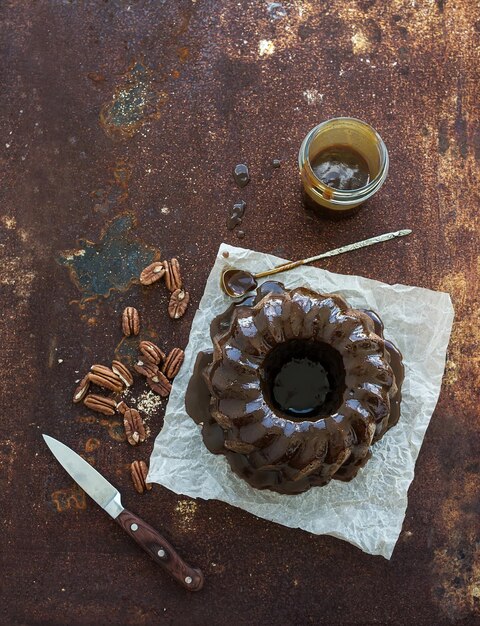 Bolo de chocolate de café com cobertura de caramelo de sal sobre pano de fundo de metal enferrujado grunge