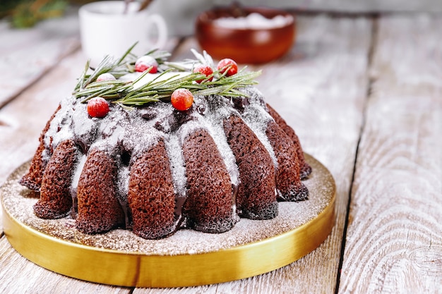 Bolo de chocolate de Natal decorado com frutas vermelhas e alecrim