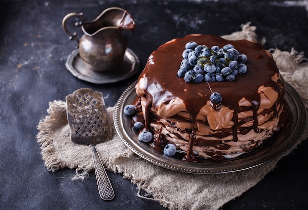 Bolo de chocolate de panquecas de chocolate com glacê, com mirtilos