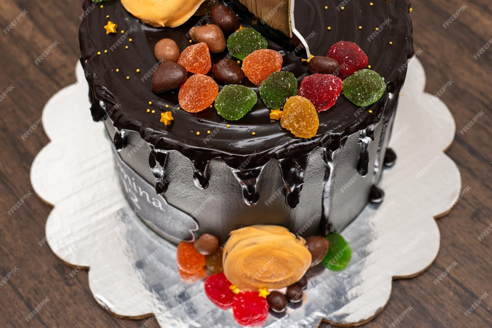 Bolo De Chocolate Russo Tradicional Coberto Com Vidros De Chocolate E  Decorado Com Bolas De Gelo Em Fundo Preto Imagem de Stock - Imagem de  delicioso, bolos: 195779197