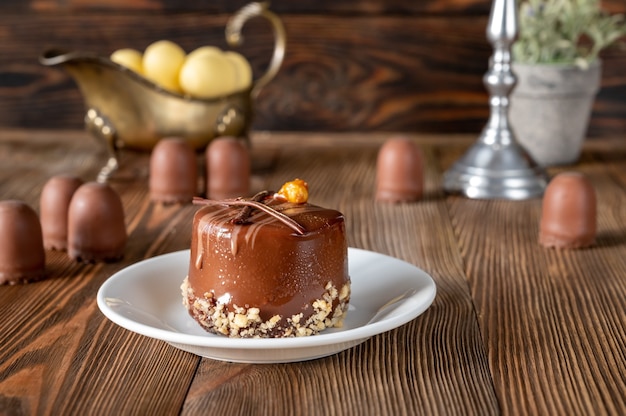 Bolo de chocolate decorado com marshmallows de chocolate