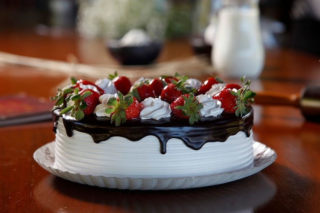 Foto bolo de chocolate decorado com morangos frescos