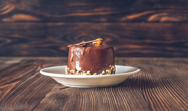 Bolo de chocolate decorado no pires branco