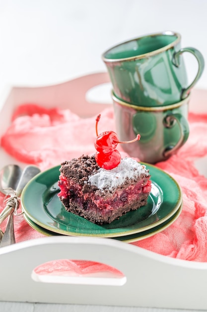 Bolo de chocolate doce com cereja e crumble