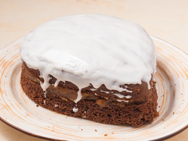 Foto bolo de chocolate doce com geleia no prato