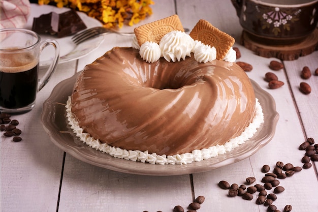 Bolo de chocolate e café com uma xícara de café em uma mesa de madeira