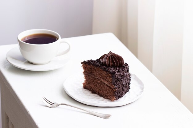 Bolo de chocolate e café, natureza morta em um interior leve. foco seletivo.