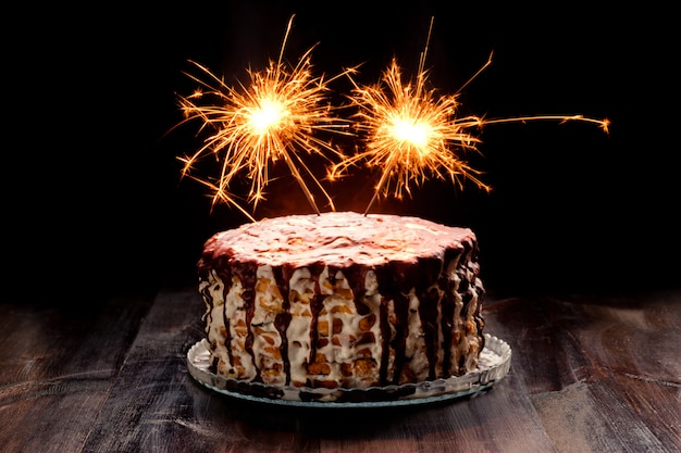 Bolo de chocolate e creme com luzes de Bengala