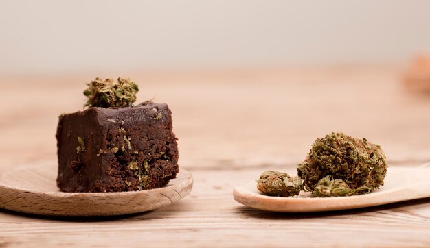 Bolo de chocolate e maconha em botões com colheres de pau