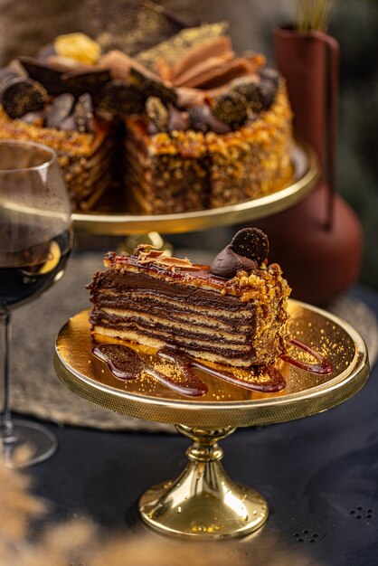 Bolo De Aniversário Decorado Com Biscoitos De Pão-de-gengibre Na Forma De  Personagens De Jogos De Computador Online. Entre Nós. Bo Foto de Stock  Editorial - Imagem de cosmonauta, vermelho: 240751378