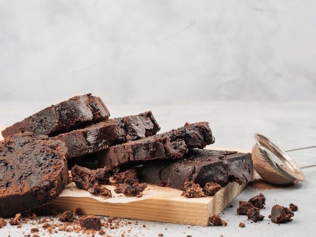 Bolo de chocolate em fatias de libra fica em branco com gotas de chocolate e cacau.