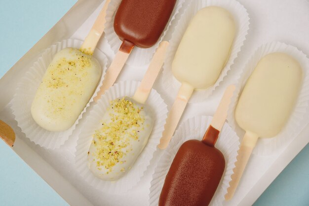 Bolo de chocolate em forma de sorvete no palito em caixa