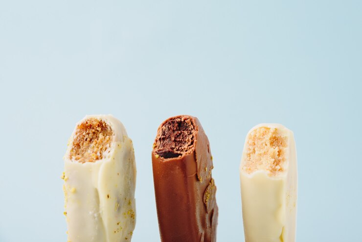 Bolo de chocolate em forma de sorvete no palito