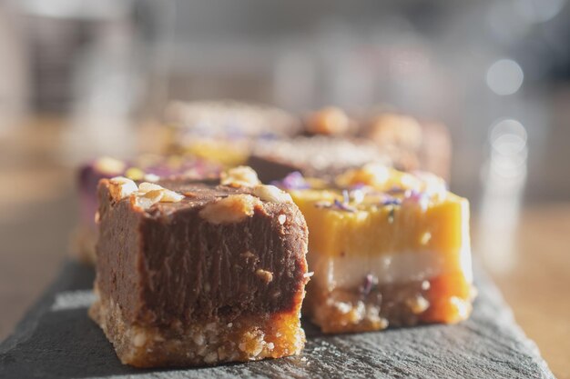 Bolo de chocolate em um prato Bolo de Doces Misto