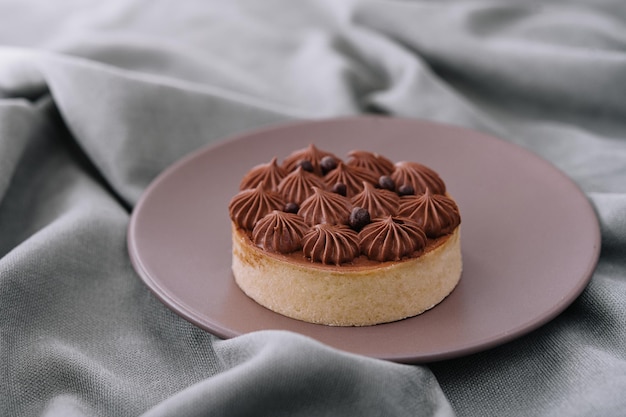 Bolo de chocolate em um prato de cerâmica