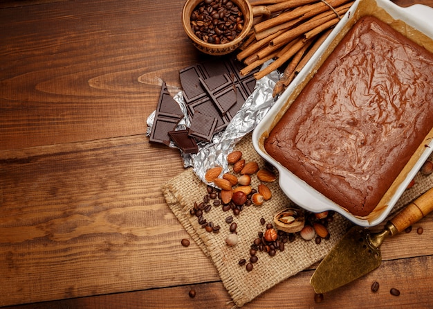 Bolo de chocolate em uma assadeira