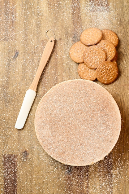 Bolo de chocolate escuro e branco com biscoitos em fundo de madeira