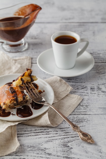 Bolo de chocolate escuro no prato