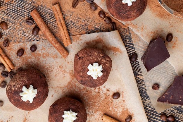 Bolo de chocolate esférico com cacau, canela e café