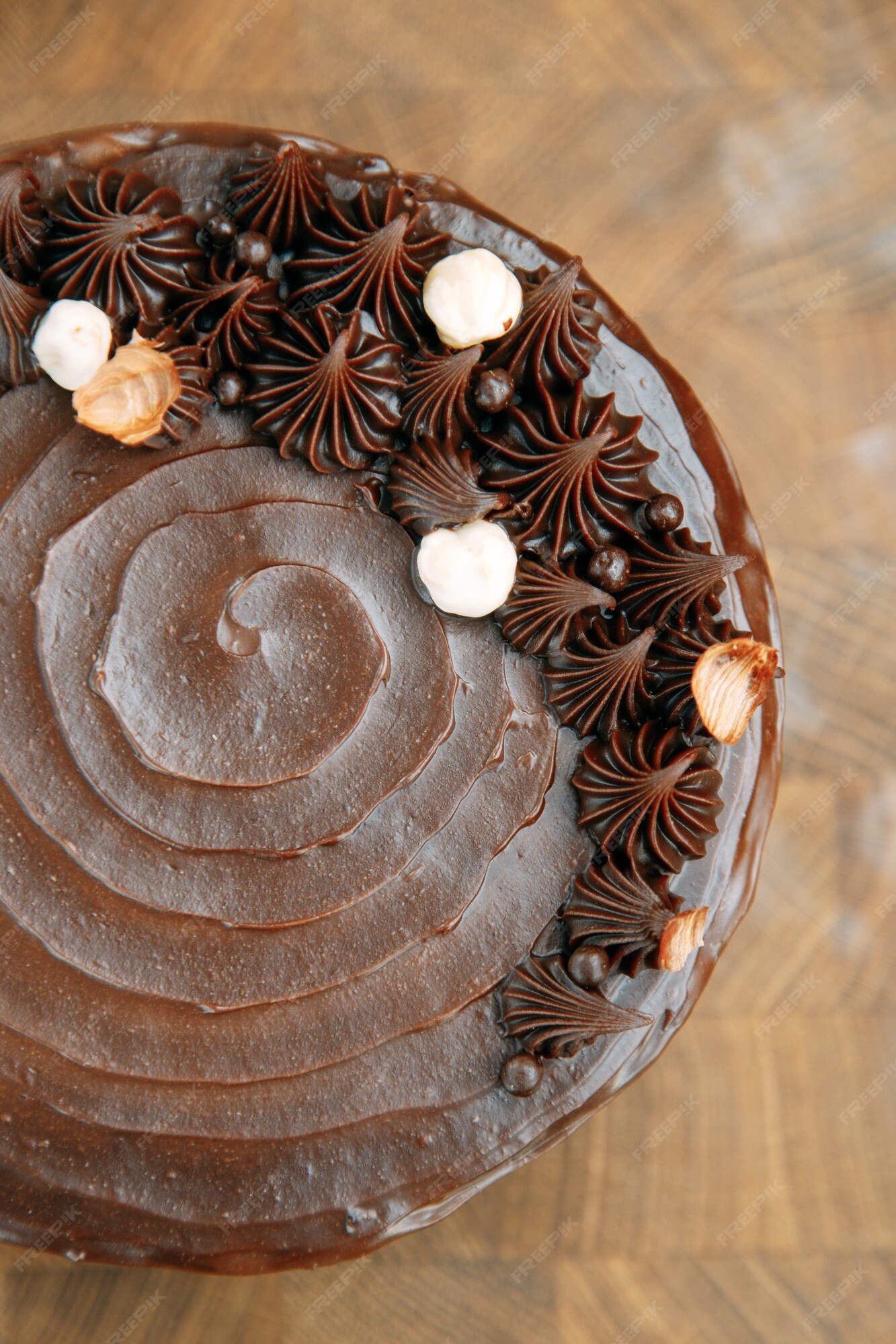 Bolo de chocolate com café na massa e ganache de caramelo