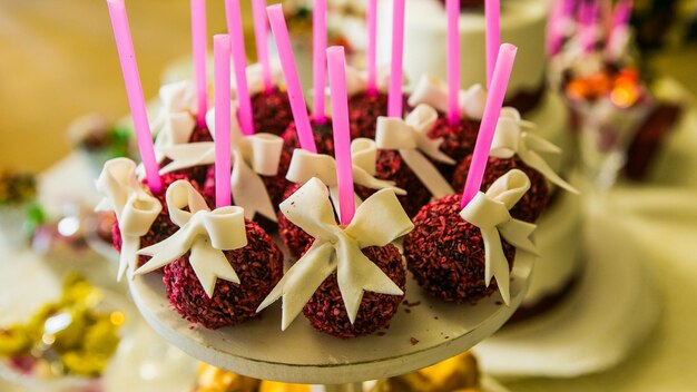 Bolo de chocolate festivo aparece com granulado de doces closeup na mesa horizontal