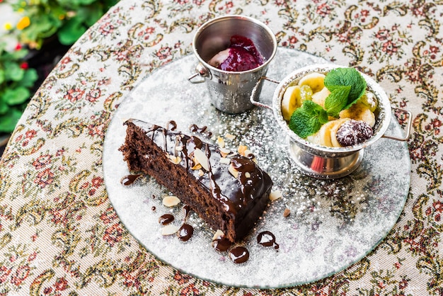 Bolo de chocolate, frutas e sorvete