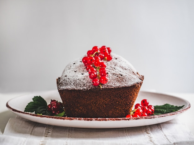 Bolo de chocolate, frutas frescas e prato vintage