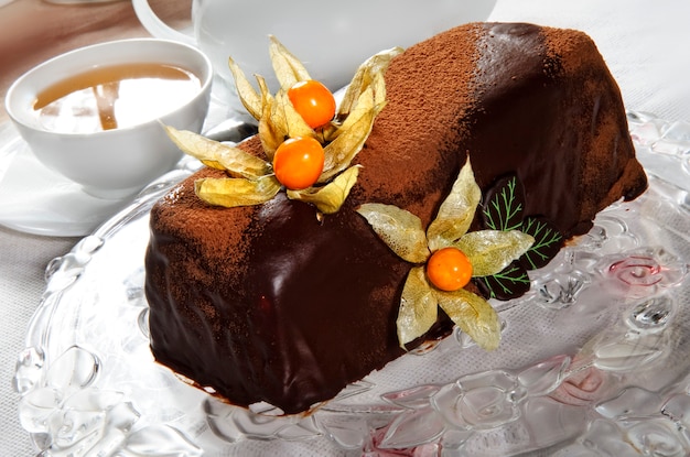 Bolo de chocolate inteiro na mesa. Forma quadrada.