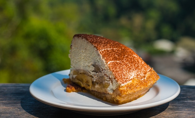 Foto bolo de chocolate na chapa branca