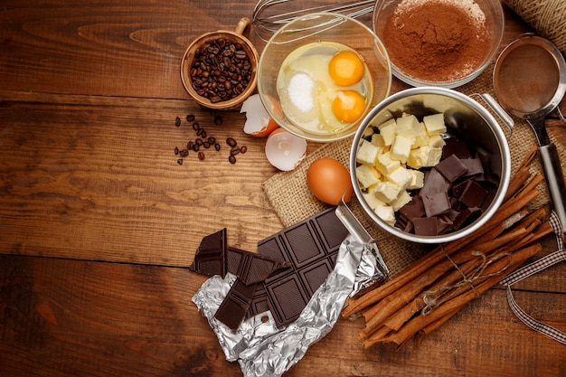 Bolo de chocolate na cozinha rústica.