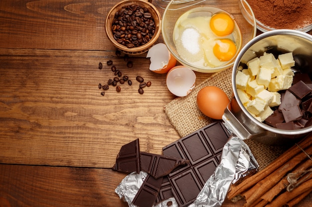 Bolo de chocolate na cozinha rústica.