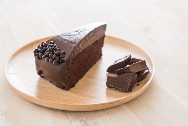 Bolo de chocolate na madeira