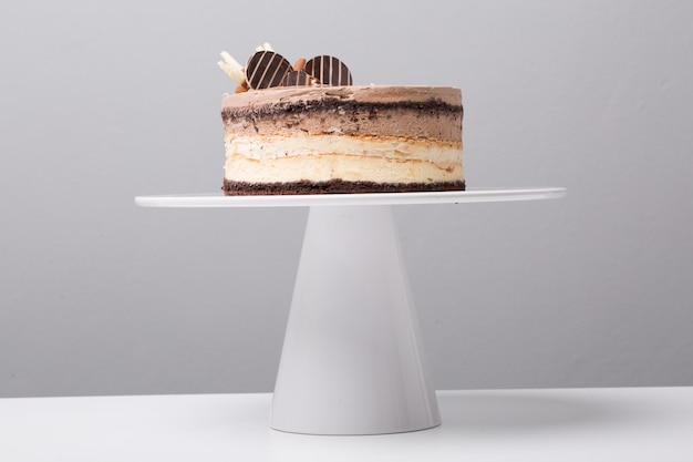 bolo de chocolate na mesa contra fundo branco
