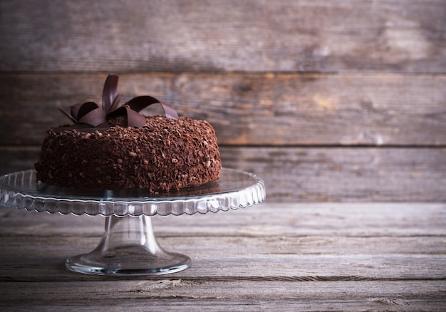 Bolo de chocolate na mesa de madeira velha