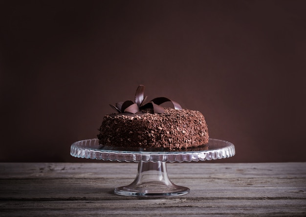 Bolo de chocolate na mesa de madeira velha