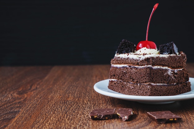 Bolo de chocolate na mesa de madeira