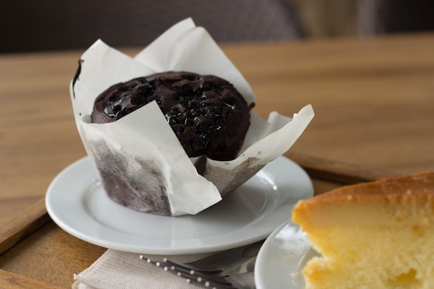 Foto bolo de chocolate na mesa