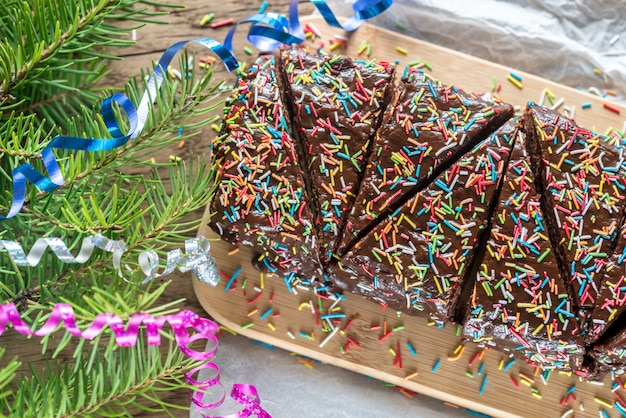 Bolo de chocolate na placa de madeira