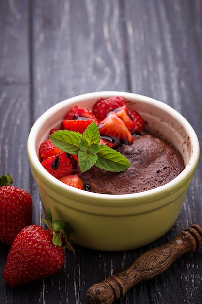 Bolo de chocolate no ramekin preparado no microondas