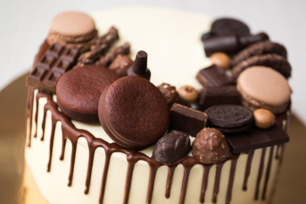 Bolo de chocolate para homens com enfeites de chocolate e listras de chocolate