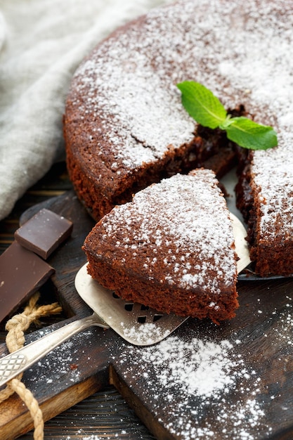 Bolo de chocolate polvilhado com açúcar em pó